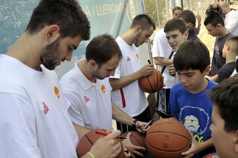 Košarkaši i navijači, Foto: Košarkaški savez Crne Gore