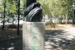 Spomenici na Cetinju na udaru vandala