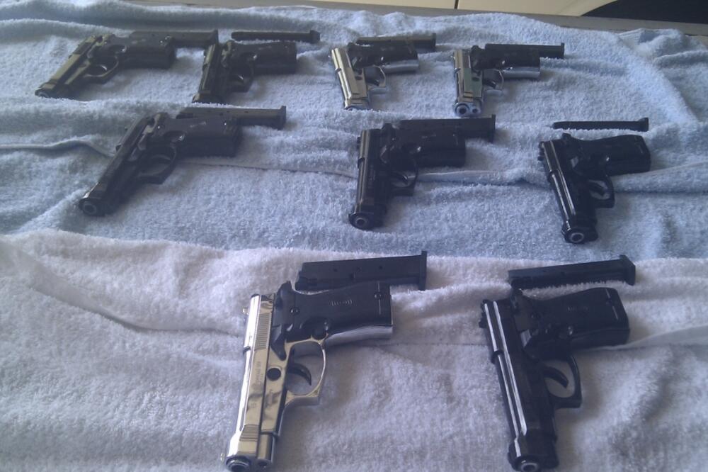 Zaplijenjeni pištolji, Sukobin, Foto: Uprava carina
