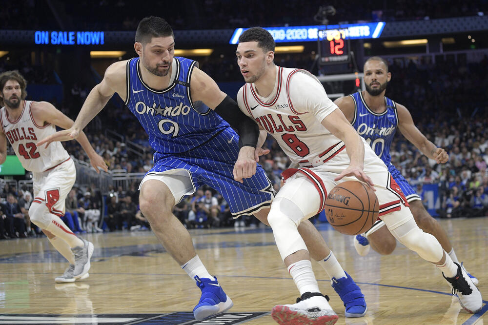 Vučević (lijevo) u duelu sa LaVinom iz Čikaga, Foto: BETA/AP