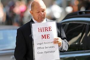 Dоstojanstveno korača Njujorkom i nosi natpis "Zaposlite me"