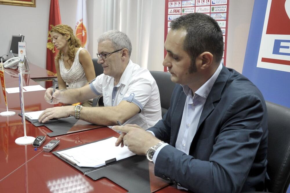Potpisivanje ugovora sa Jugopetrolom, Foto: Košarkaški savez Crne Gore