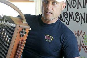 Svirao harmoniku najduže na svijetu