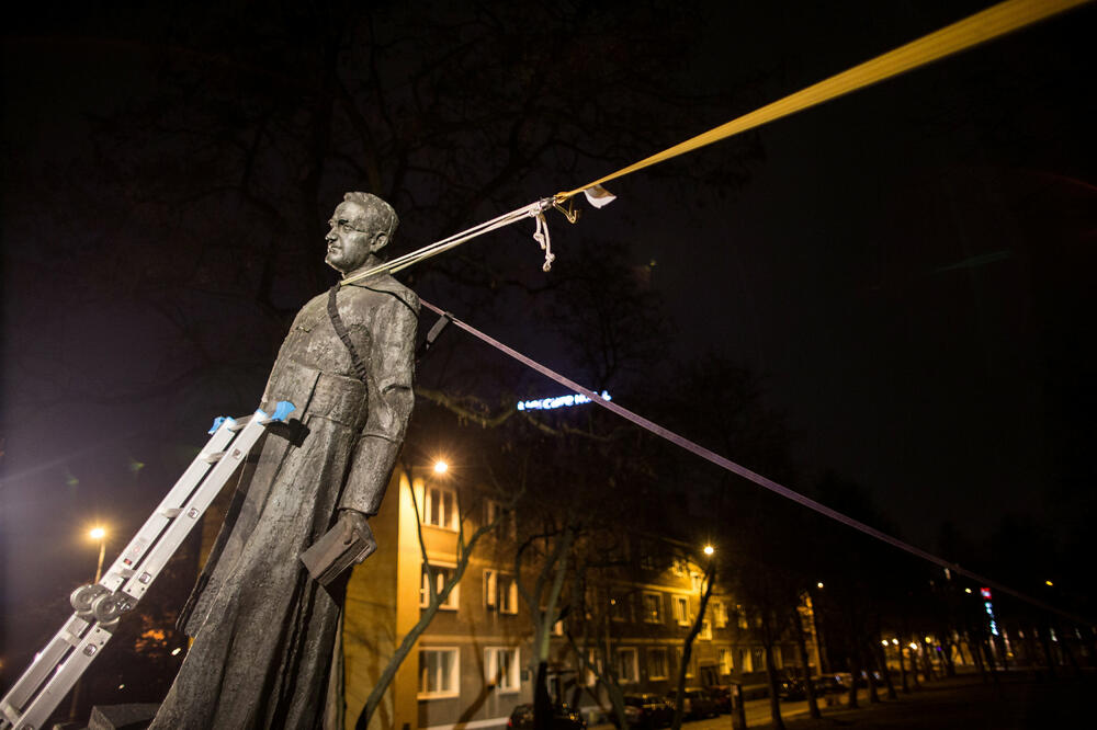 Detalj tokom rušenja spomenika Henriku Jankovskom, Foto: Reuters