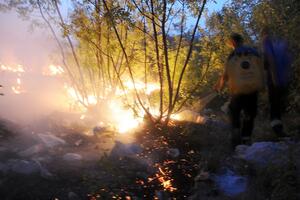 Vjetar pogoduje požaru u okolini Bara, i dalje gori oko Podgorice