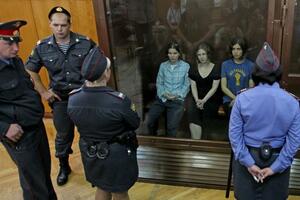 Češka: Protestni natpisi na crkvi zbog presude pankerkama