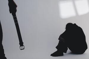 Očuh pištoljem prijetio majci