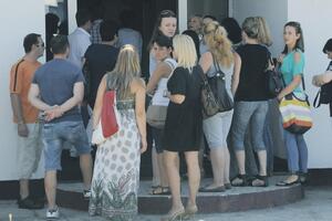 Radnici Novita počeli protest ispred kapije upravne zgrade