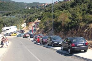 Na Utjehi se parkira gdje god ko hoće