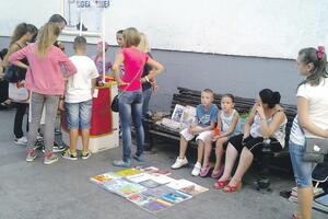 Đaci u centru Podgorice prodaju polovne udžbenike