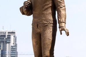 Podignuta skulptura Tošeta Proeskog