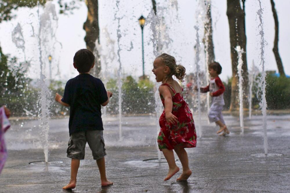 djeca, voda, kiša, Foto: Rojters