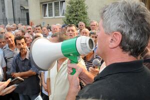 "Dakićevci" protestuju u krugu fabrike dok je Vlada na odmoru