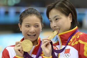 Kineskinjama zlato u skokovima u vodu