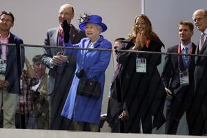 Kraljica Elizabeta II obišla olimpijski park