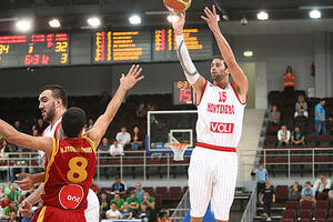 Crnogorski košarkaši startovali porazom u Trentu