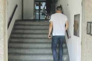 Podgorica: Pljačkaši odnose ulazna vrata i rešetke sa zgrada