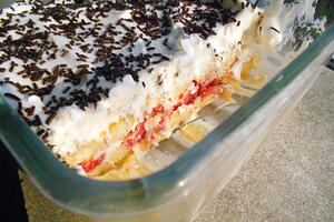 Kolač sa piškotama i jagodama