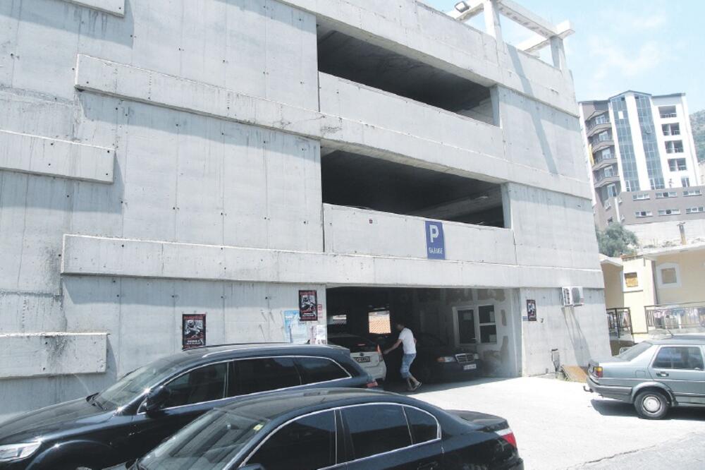 garaža, Budva, Foto: Vuk Lajović