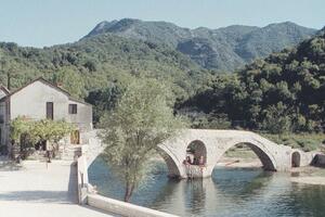 Rijeka Crnojevića: Pune burad u strahu od suše