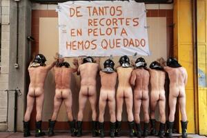 Španski vatrogasci ogorčeni zbog krize, pokazali gole zadnjice