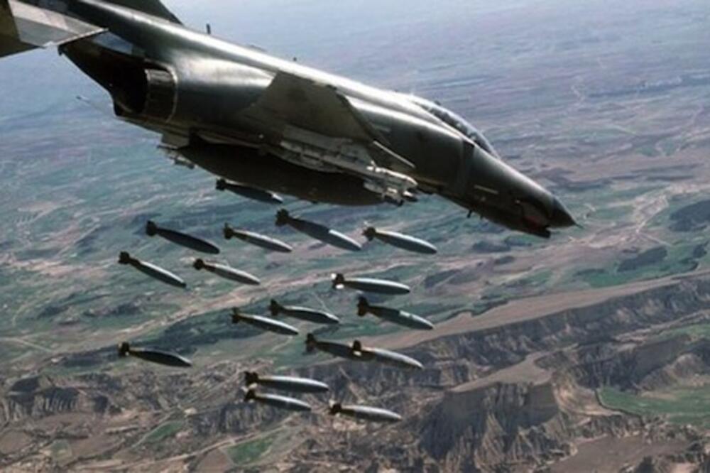 Avion bombarduje, Foto: Rojters