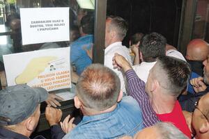 Štrajk ispred KAP-a: Tuča sa radnikom obezbjeđenja