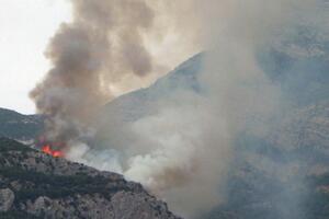 Požar u Starom Baru prijeti kućama