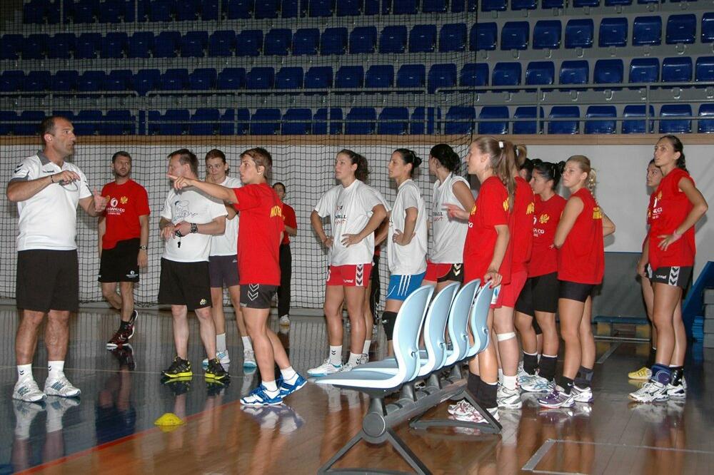 Rukometašice Crne Gore, Foto: Anto Baković