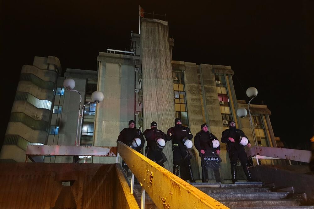 Ispred zgrade RTCG, Foto: Srdan Kosović