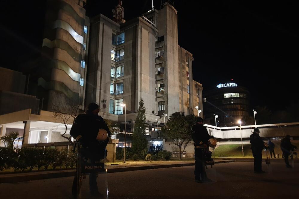 Ispred zgrade RTCG, Foto: Srdan Kosović