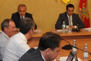 Opozicija nezadovoljna prekomjernim zaduženjima