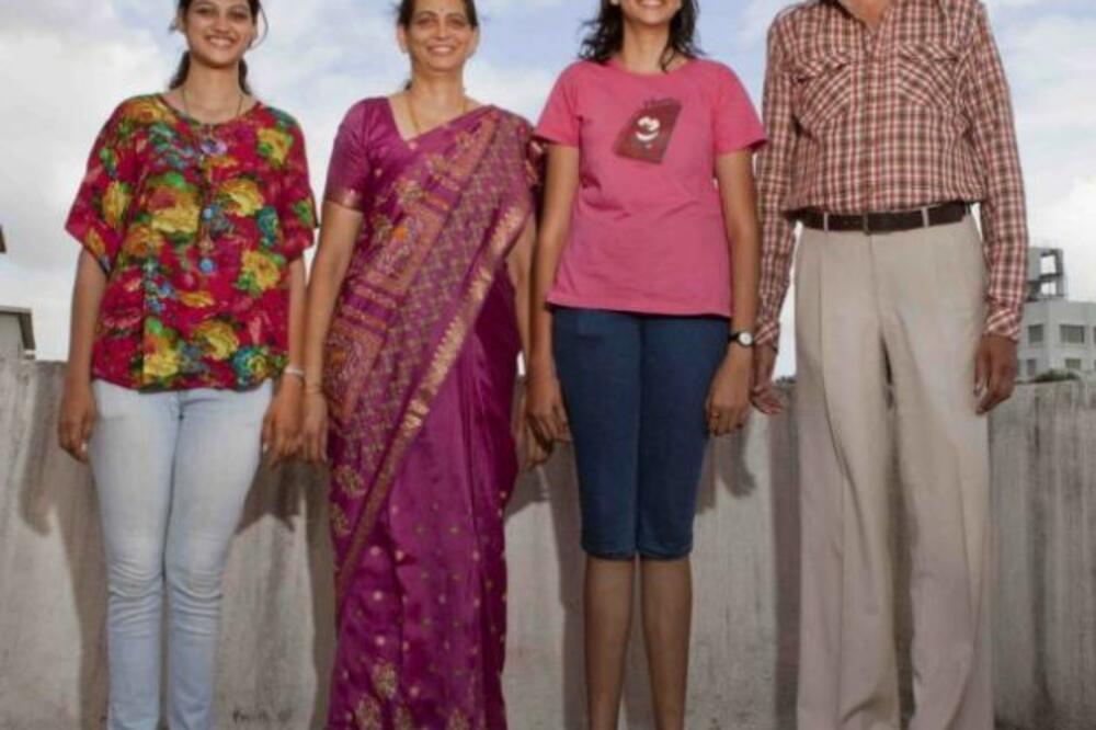 Porodica Kukrani, Visoka porodica, Foto: Cover Asia Press