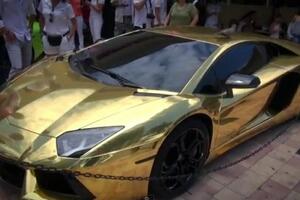 Zlatni "lamborgini aventador"