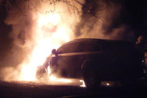 Benzinom polio "opel" pa ga zapalio