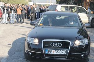 Ruski mendžement KAP-a prodaje luksuzni vozni park