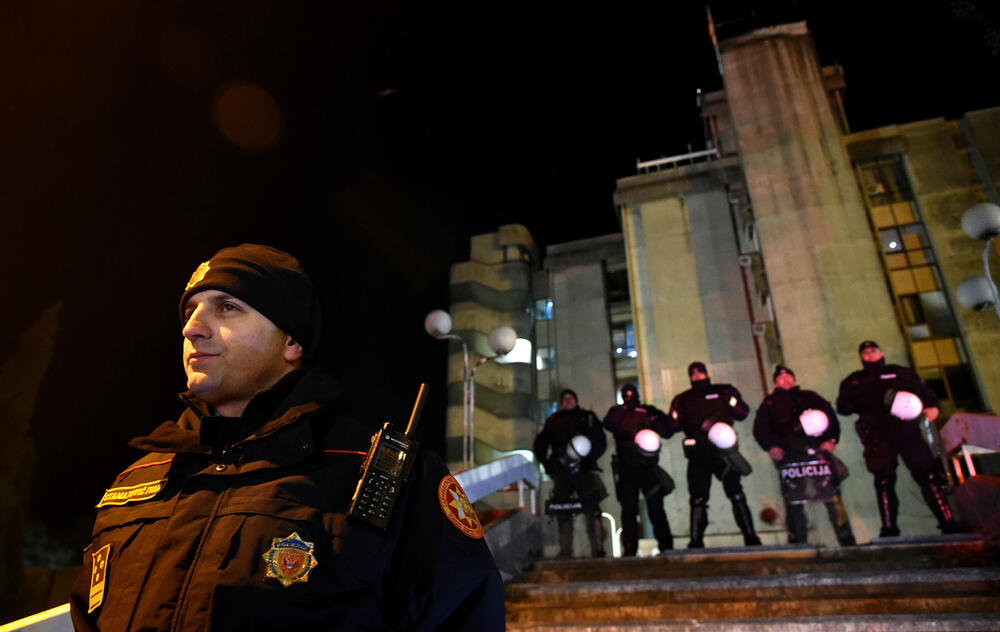 Večeras je u Podgorici održan novi građanski protest na kojem su, između ostalog, zatražene ostavke Savjeta i direktora Radio-televizije Crne Gore.