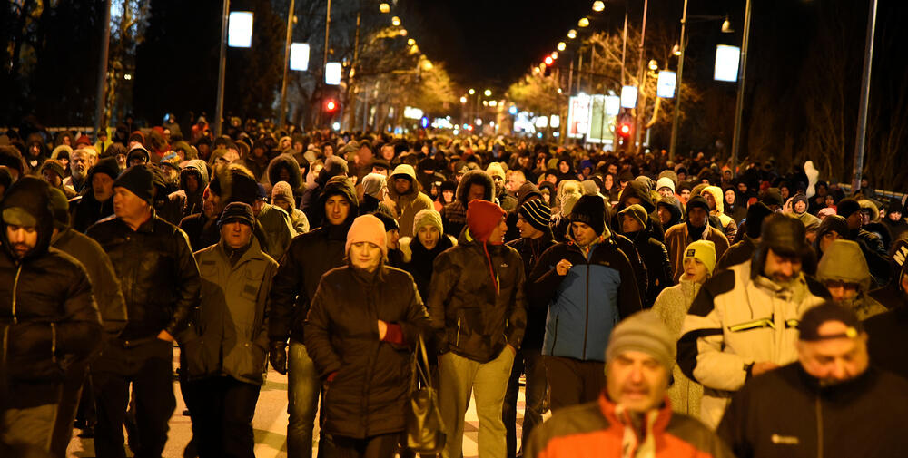 Večeras je u Podgorici održan novi građanski protest na kojem su, između ostalog, zatražene ostavke Savjeta i direktora Radio-televizije Crne Gore.