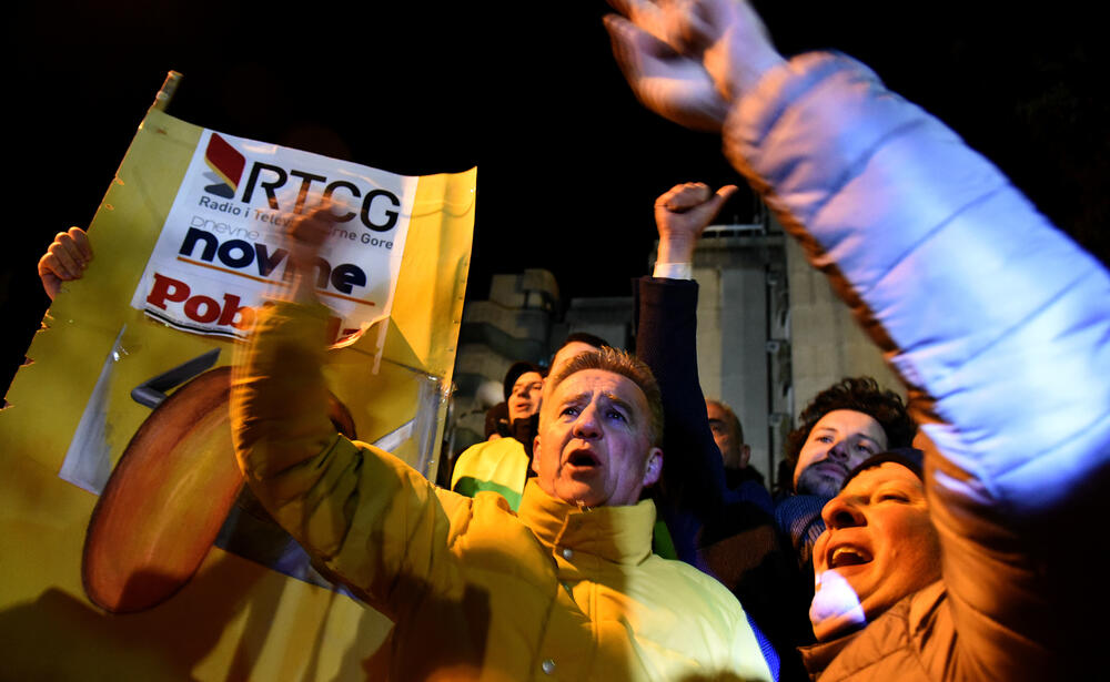 Večeras je u Podgorici održan novi građanski protest na kojem su, između ostalog, zatražene ostavke Savjeta i direktora Radio-televizije Crne Gore.