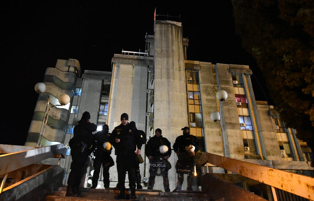 Večeras je u Podgorici održan novi građanski protest na kojem su, između ostalog, zatražene ostavke Savjeta i direktora Radio-televizije Crne Gore.