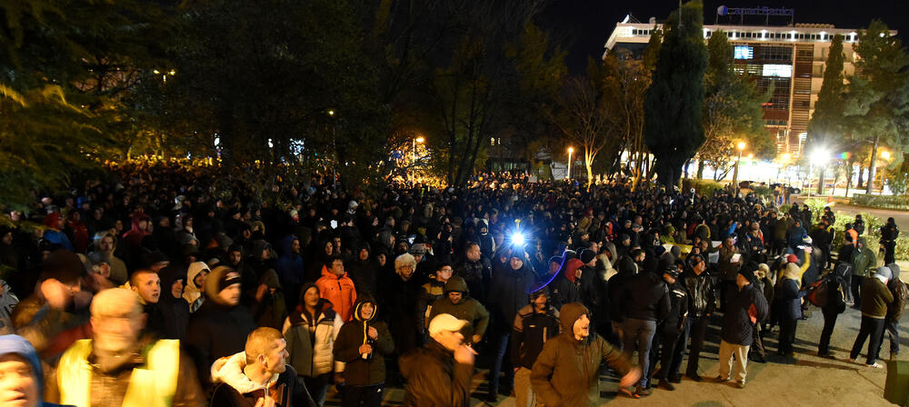 Večeras je u Podgorici održan novi građanski protest na kojem su, između ostalog, zatražene ostavke Savjeta i direktora Radio-televizije Crne Gore.