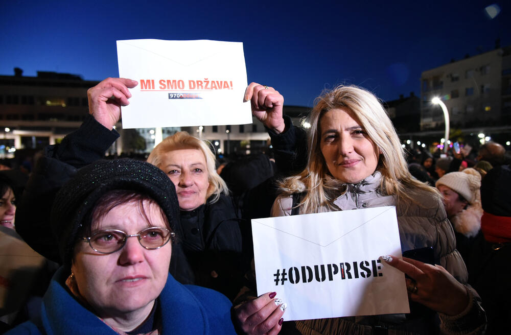 Večeras je u Podgorici održan novi građanski protest na kojem su, između ostalog, zatražene ostavke Savjeta i direktora Radio-televizije Crne Gore.