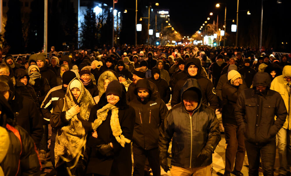 Večeras je u Podgorici održan novi građanski protest na kojem su, između ostalog, zatražene ostavke Savjeta i direktora Radio-televizije Crne Gore.