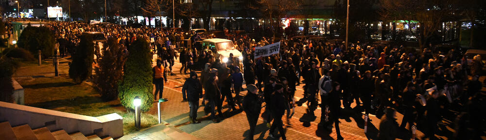 Večeras je u Podgorici održan novi građanski protest na kojem su, između ostalog, zatražene ostavke Savjeta i direktora Radio-televizije Crne Gore.