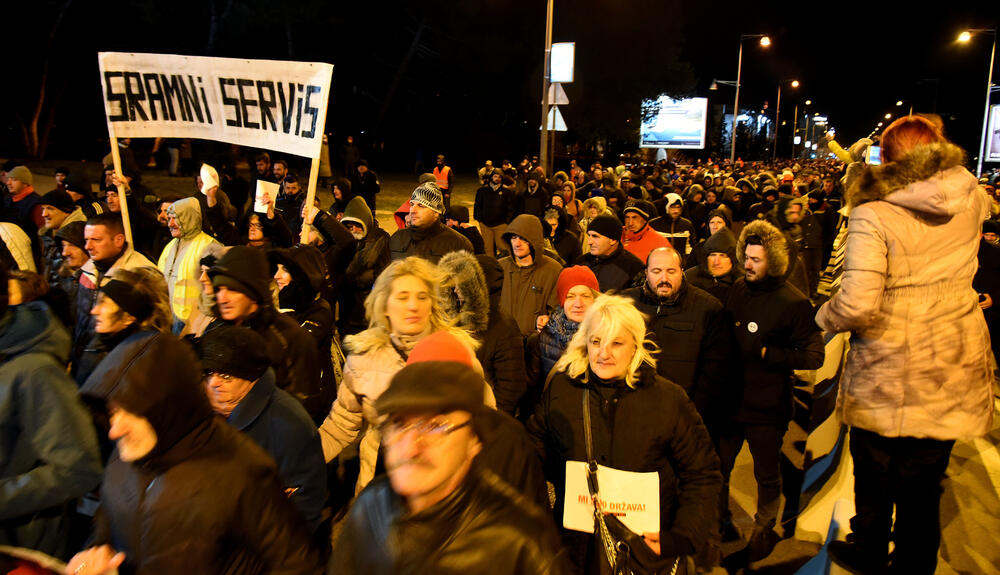 Večeras je u Podgorici održan novi građanski protest na kojem su, između ostalog, zatražene ostavke Savjeta i direktora Radio-televizije Crne Gore.
