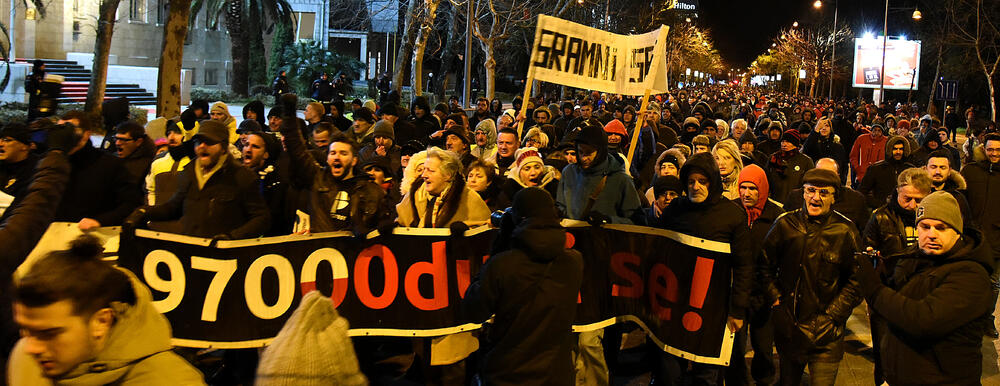 Večeras je u Podgorici održan novi građanski protest na kojem su, između ostalog, zatražene ostavke Savjeta i direktora Radio-televizije Crne Gore.
