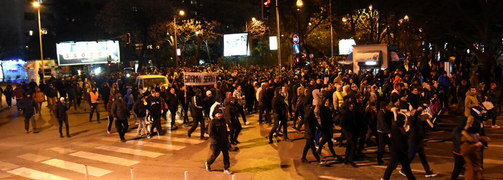 Večeras je u Podgorici održan novi građanski protest na kojem su, između ostalog, zatražene ostavke Savjeta i direktora Radio-televizije Crne Gore.