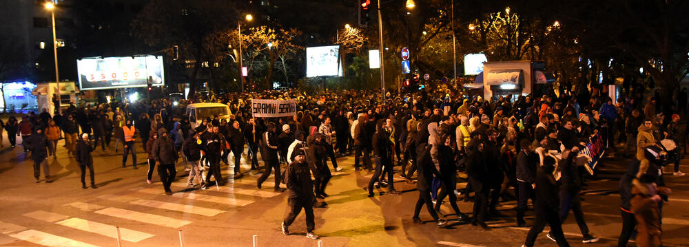 Večeras je u Podgorici održan novi građanski protest na kojem su, između ostalog, zatražene ostavke Savjeta i direktora Radio-televizije Crne Gore.