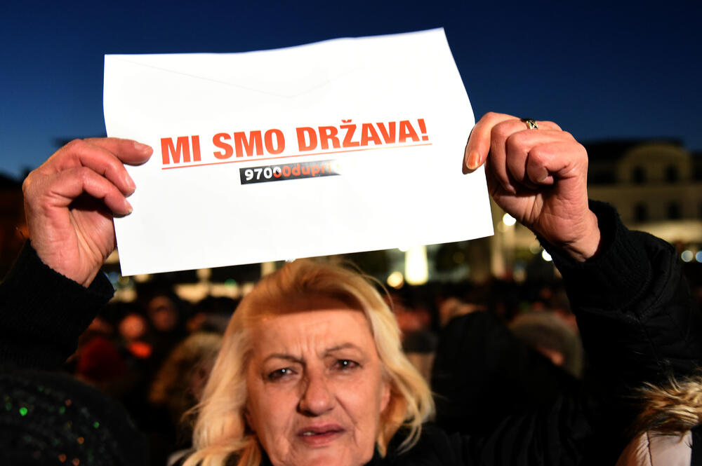 Večeras je u Podgorici održan novi građanski protest na kojem su, između ostalog, zatražene ostavke Savjeta i direktora Radio-televizije Crne Gore.