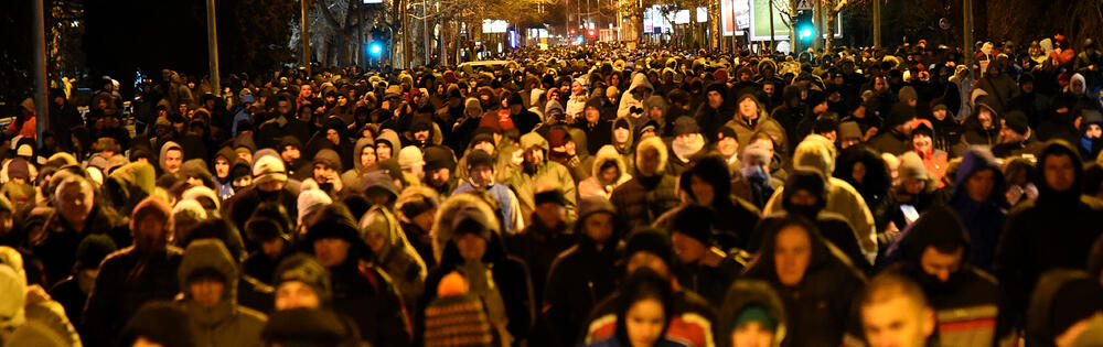 Večeras je u Podgorici održan novi građanski protest na kojem su, između ostalog, zatražene ostavke Savjeta i direktora Radio-televizije Crne Gore.